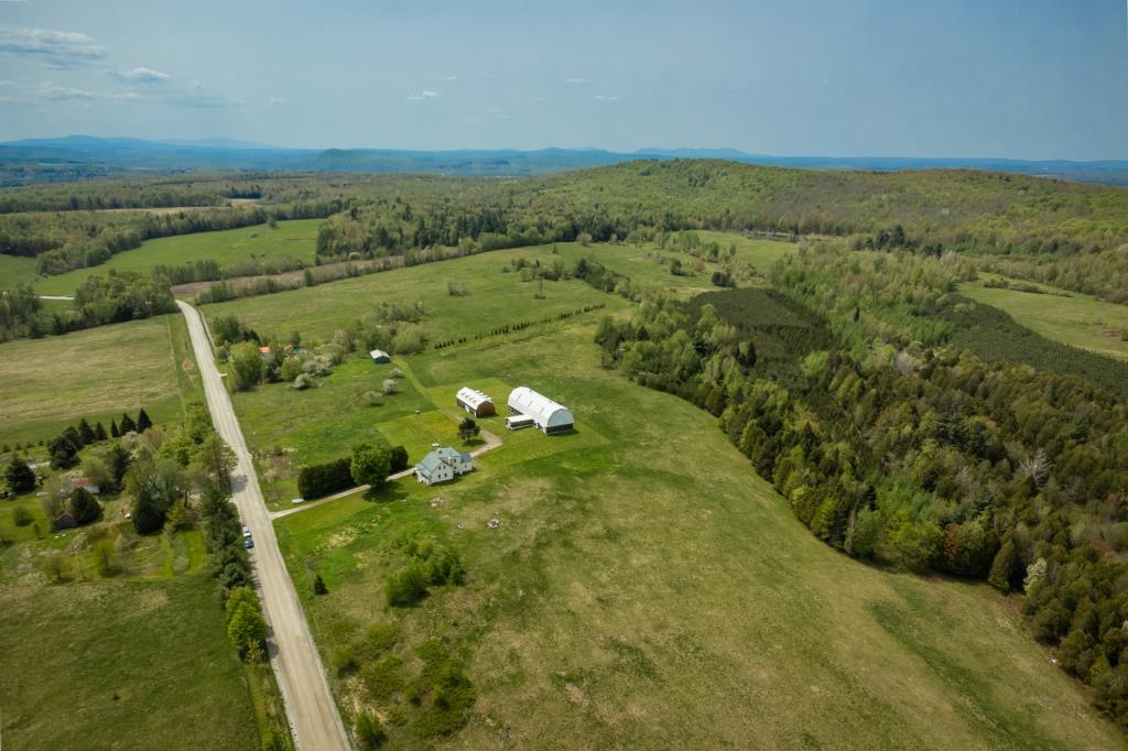 La campagne dans toute sa splendeur! Belle d'autrefois sise sur un lot de plus de 6 millions de pi²