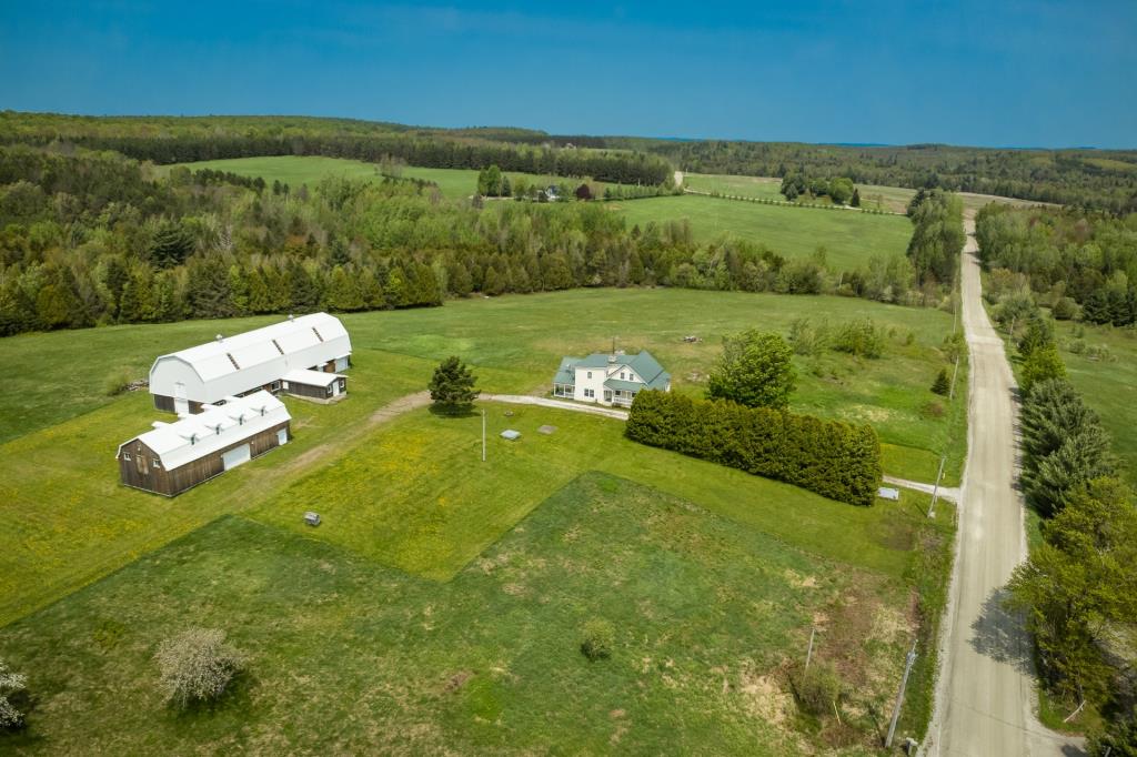 La campagne dans toute sa splendeur! Belle d'autrefois sise sur un lot de plus de 6 millions de pi²