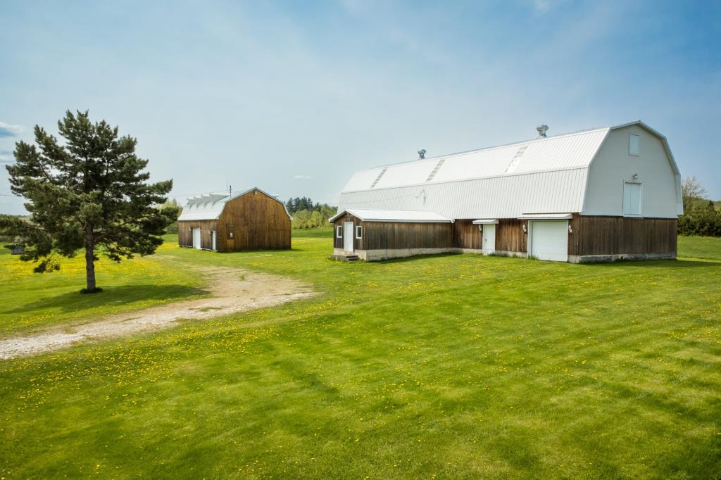 La campagne dans toute sa splendeur! Belle d'autrefois sise sur un lot de plus de 6 millions de pi²