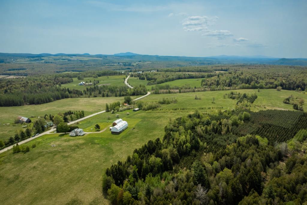 La campagne dans toute sa splendeur! Belle d'autrefois sise sur un lot de plus de 6 millions de pi²