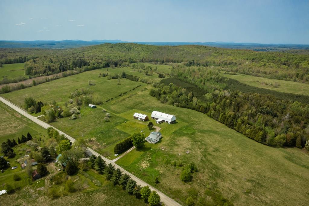 La campagne dans toute sa splendeur! Belle d'autrefois sise sur un lot de plus de 6 millions de pi²