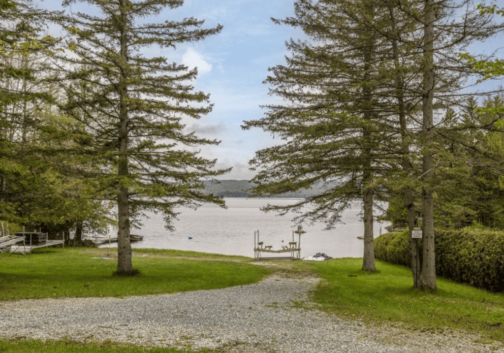 Spacieuse résidence 30 000 pieds carrés de nature avec un accès au lac Stukely à deux pas de là.