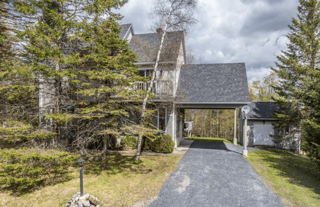 Spacieuse résidence 30 000 pieds carrés de nature avec un accès au lac