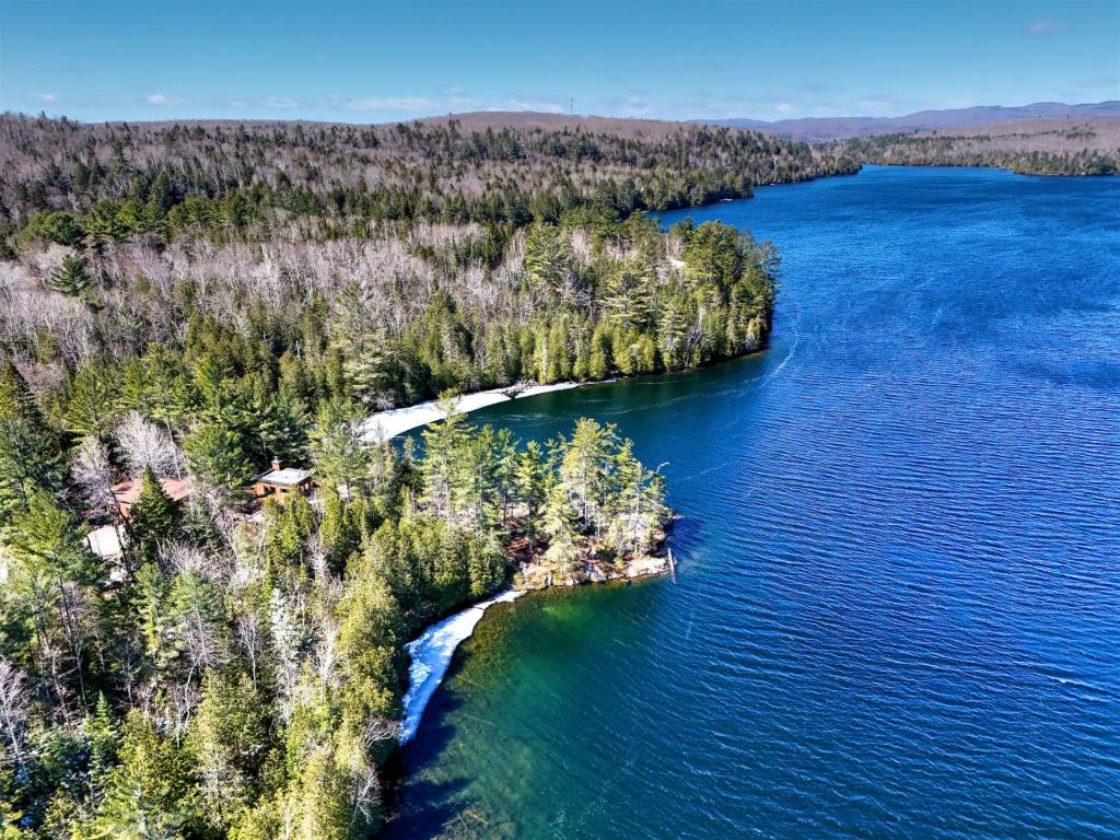 Rénovée de manière unique! Maison grandiose sur un immense terrain au bord d'un lac