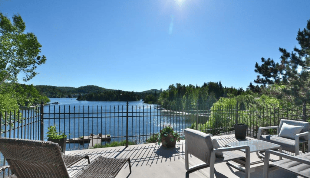 Imposante maison sur le bord du lac au coeur des Laurentides