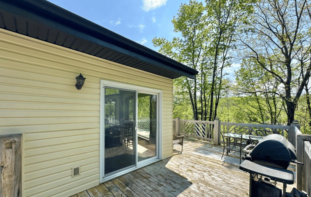 Chalet moderne situé sur le bord de l'eau avec imposante fenestration