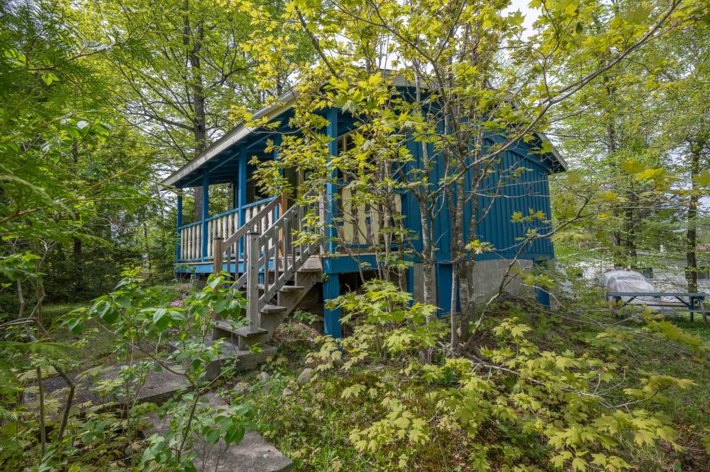 Coquet chalet au charme vintage vendu meublé à 139 000 $ 