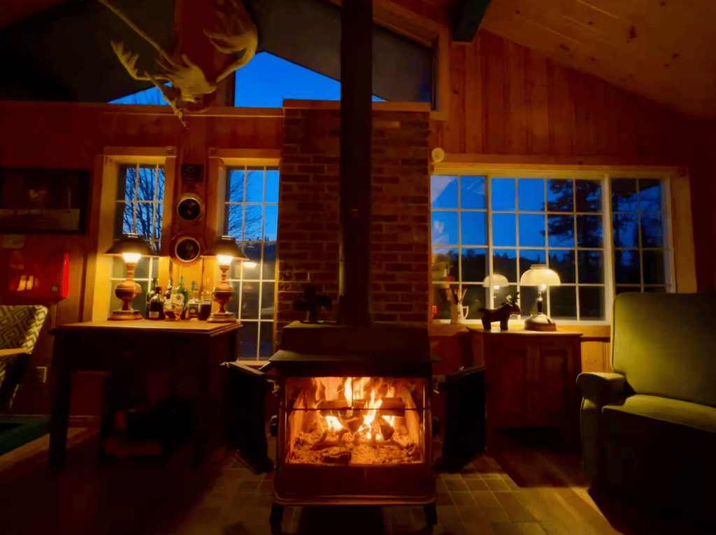 Catherine-Anne Toupin et Antoine Bertrand vendent leur magnifique chalet sur le bord d'un lac