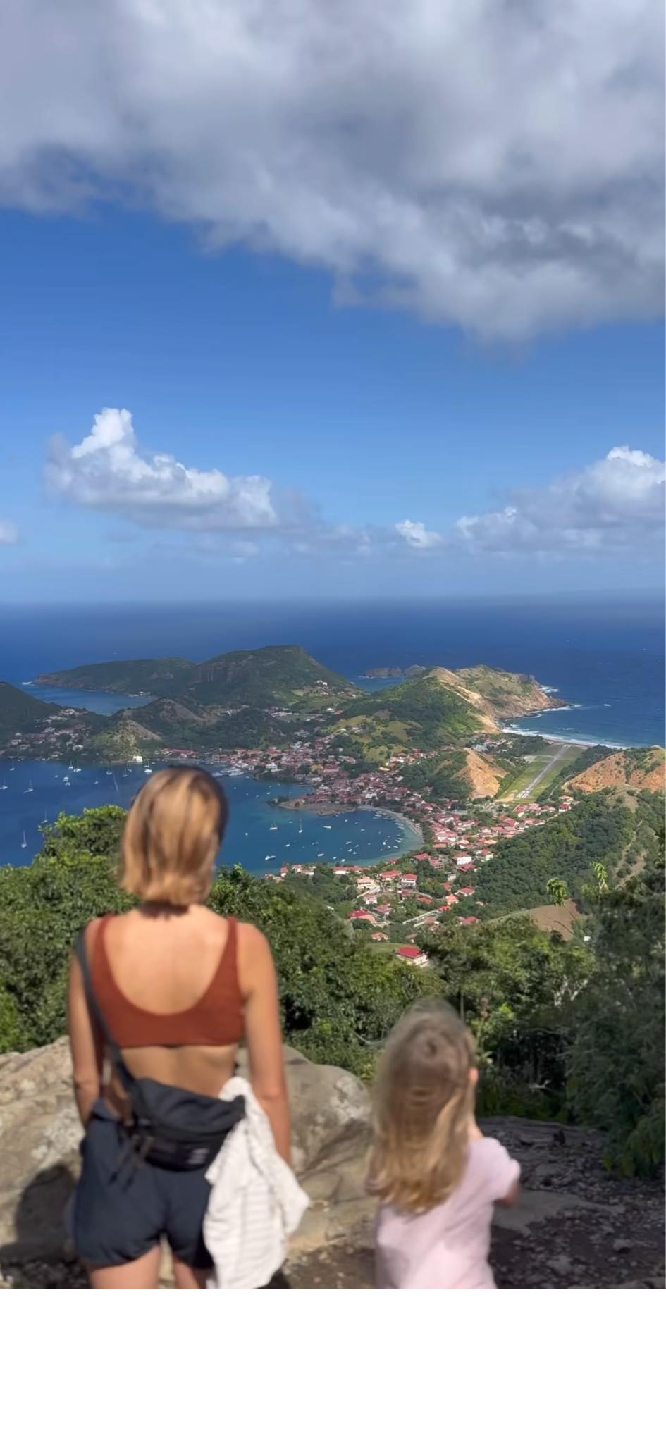 Alex Nevsky est en voyage avec sa famille hors du Québec et il partage plusieurs photos