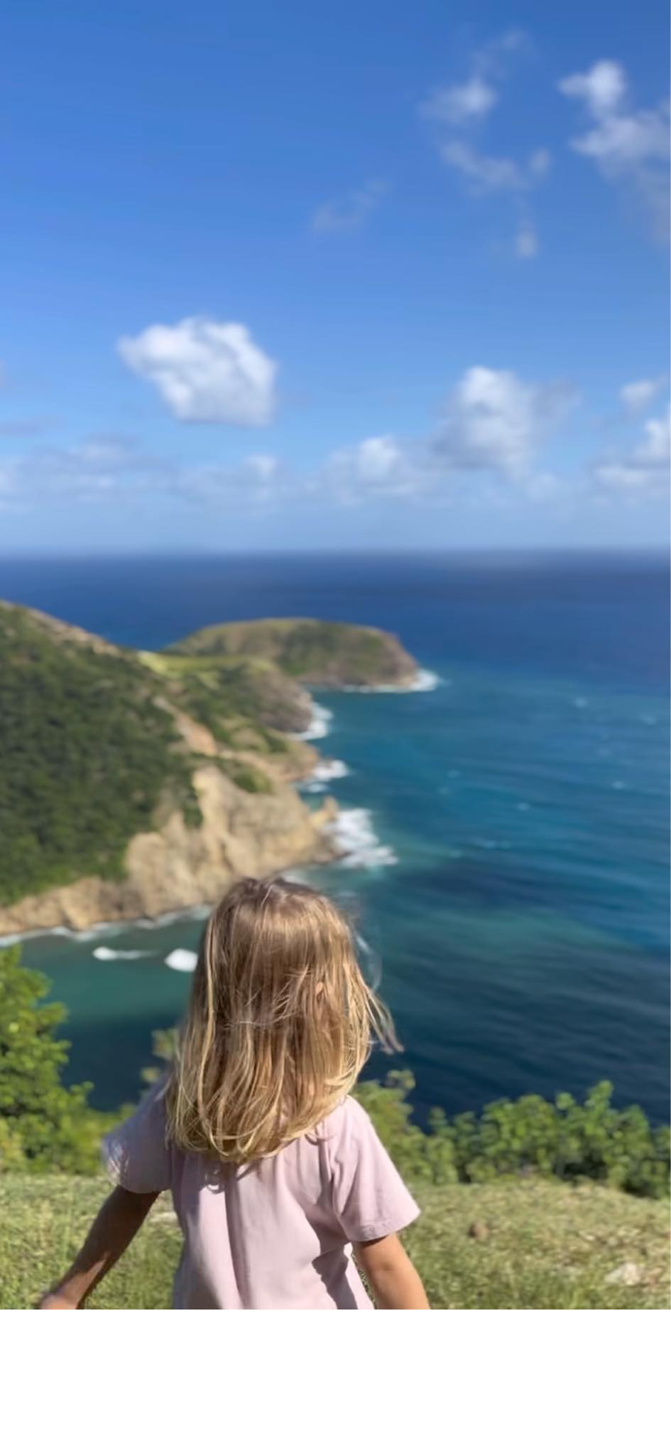 Alex Nevsky est en voyage avec sa famille hors du Québec et il partage plusieurs photos