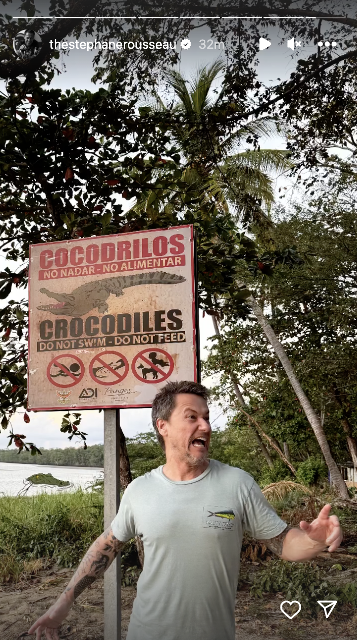 Stéphane Rousseau est en voyage hors du Québec et il partage une photo hilarante