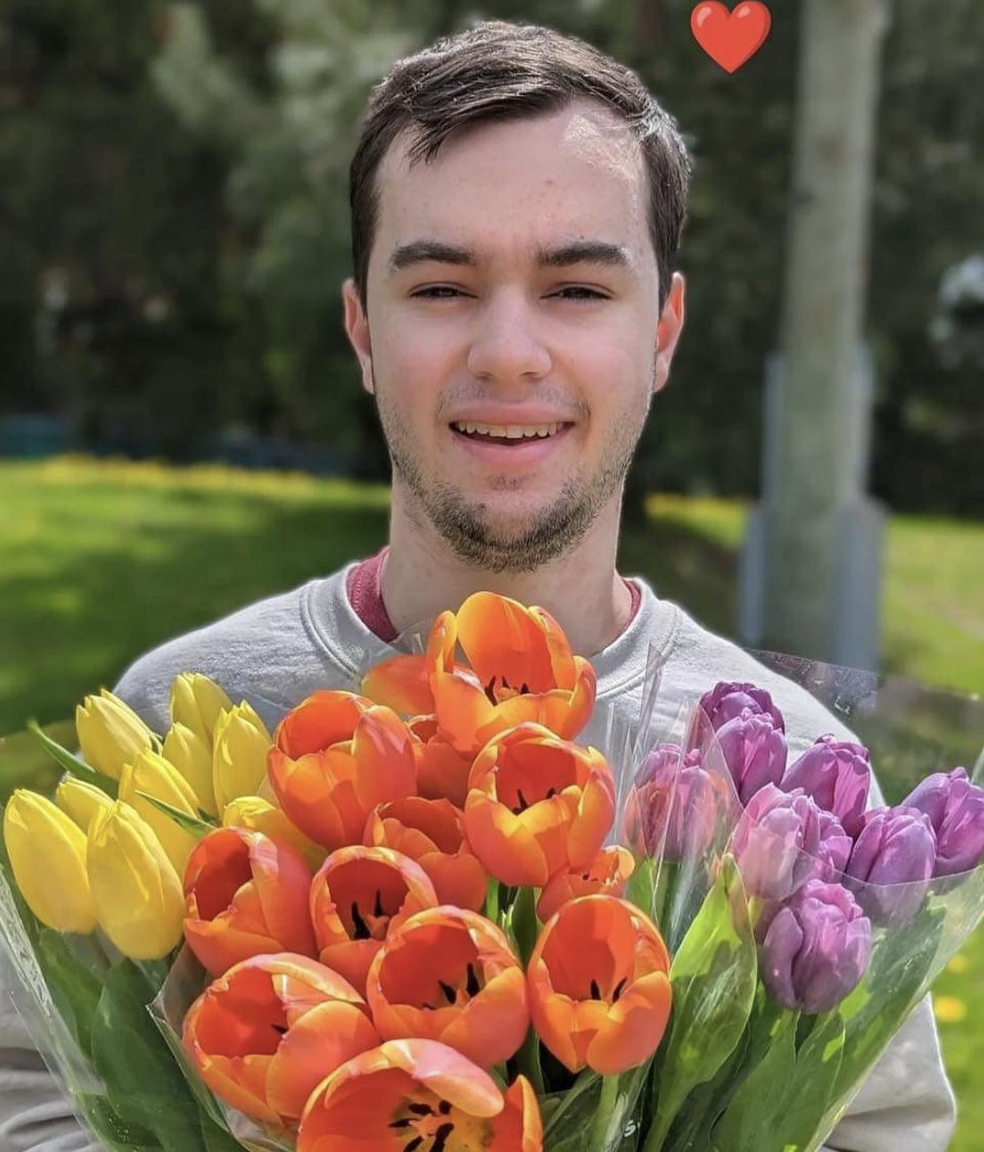 Benjamin Gratton vous dévoile le bouquet spectaculaire qu’il a acheté à Patricia Paquin pour la Fête des Mères