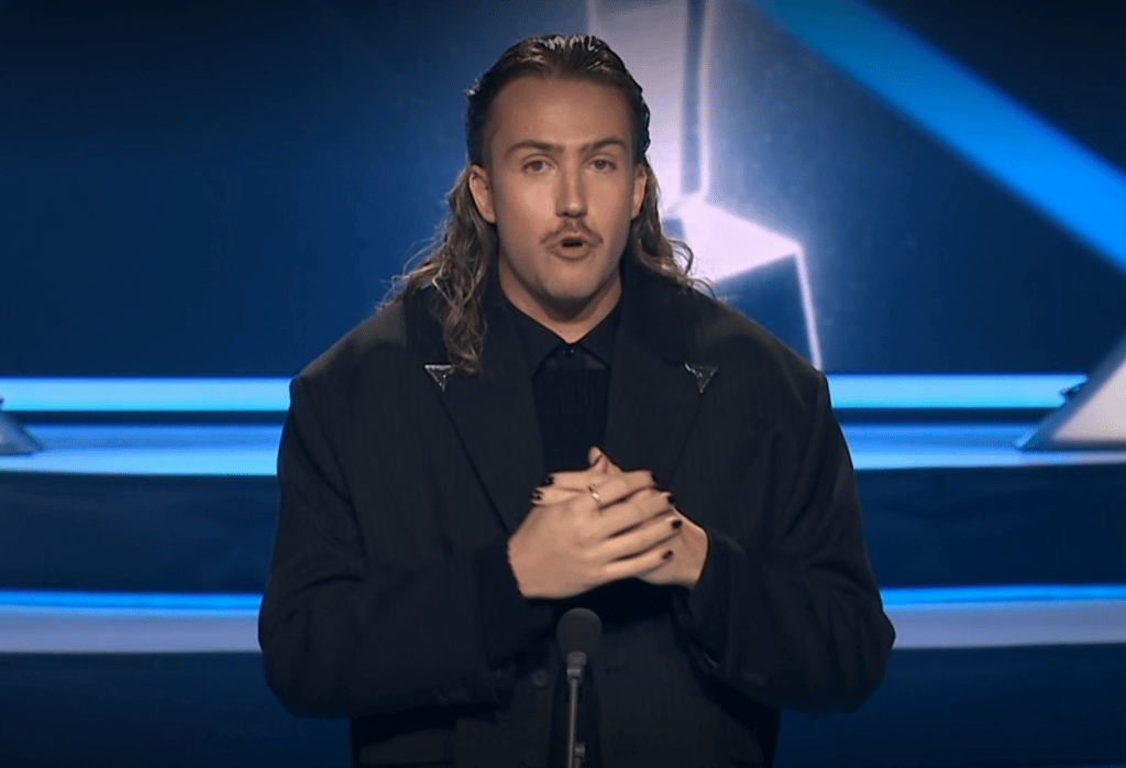 Stéphane Rousseau annonce le gagnant de « l’Olivier de l’année » et il fait éclater de rire tout le monde