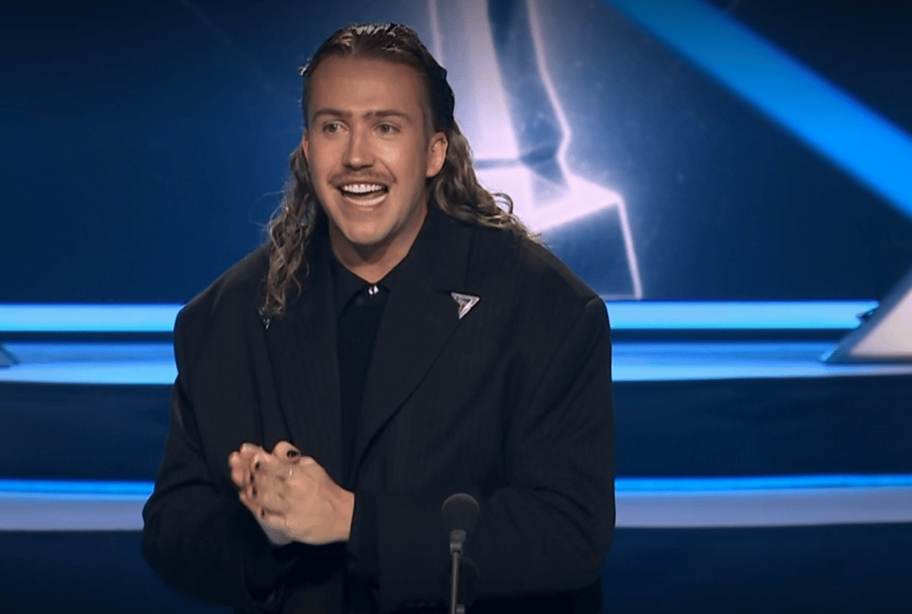 Stéphane Rousseau annonce le gagnant de « l’Olivier de l’année » et il fait éclater de rire tout le monde