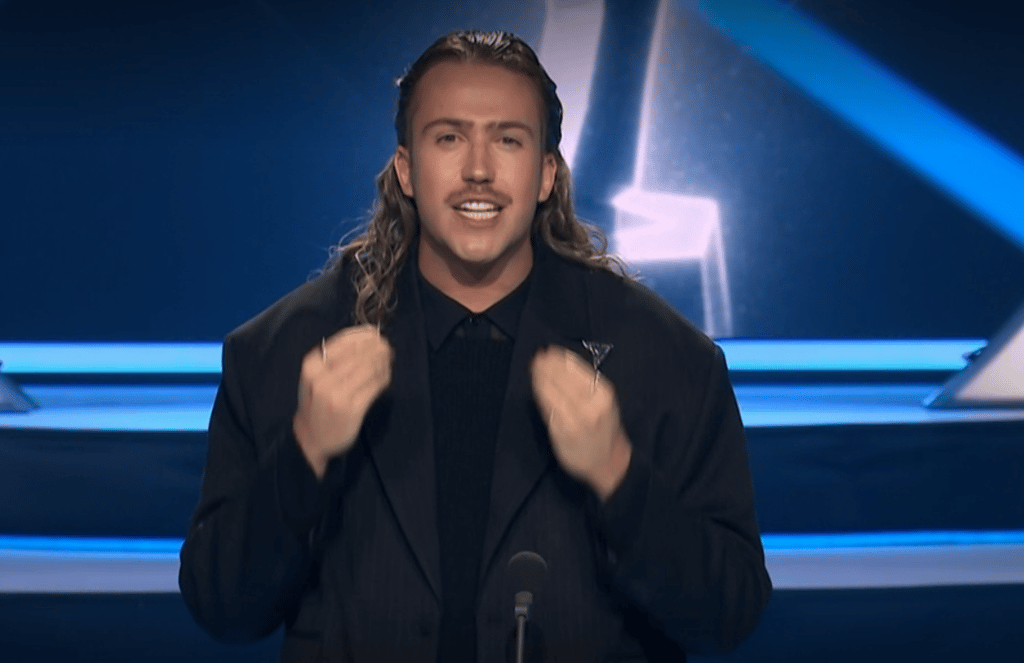 Stéphane Rousseau annonce le gagnant de « l’Olivier de l’année » et il fait éclater de rire tout le monde