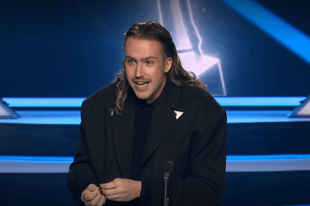 Stéphane Rousseau annonce le gagnant de « l’Olivier de l’année » et il fait éclater de rire tout le monde