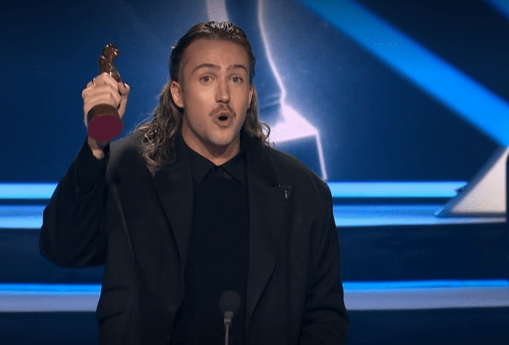 Stéphane Rousseau annonce le gagnant de « l’Olivier de l’année » et il fait éclater de rire tout le monde