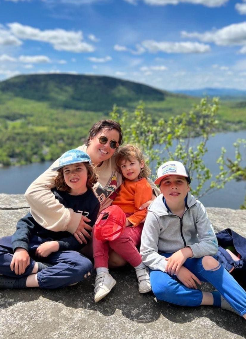Ariane Moffatt partage une rare photo accompagnée de ses trois enfants