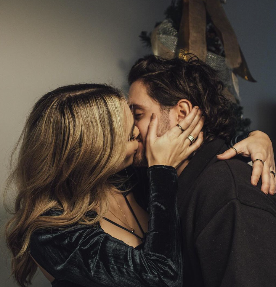 Lou-Pascal Tremblay de STAT prend une adorable photo avec son amoureuse pour Noël 