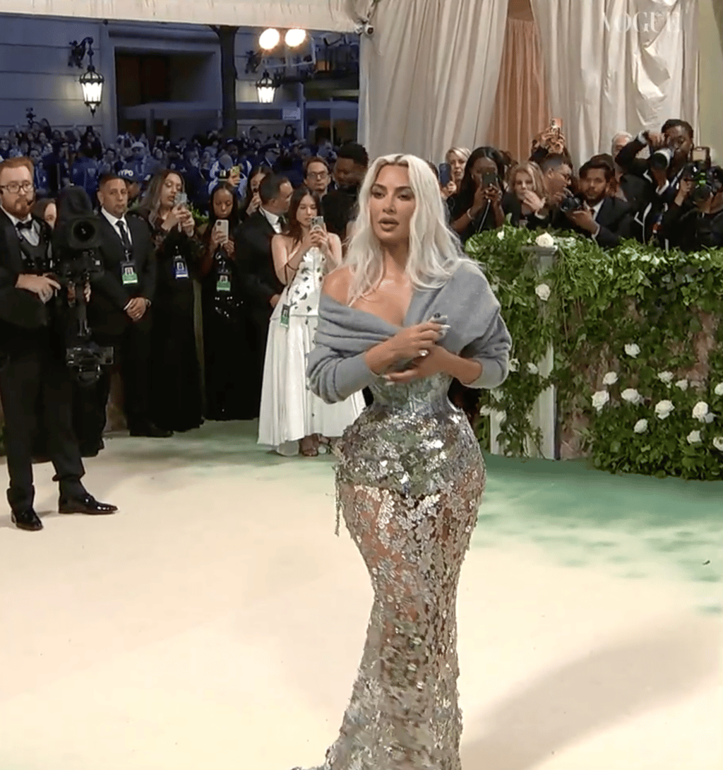 Kim Kardashian au milieu d’une controverse douteuse avec son look du Met Gala