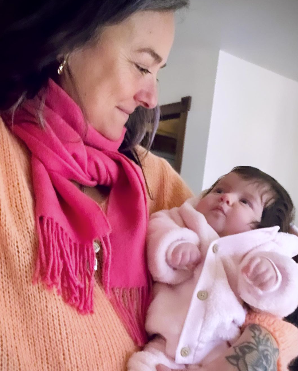 Geneviève Néron partage une première photo avec sa petite-fille et elle est adorable