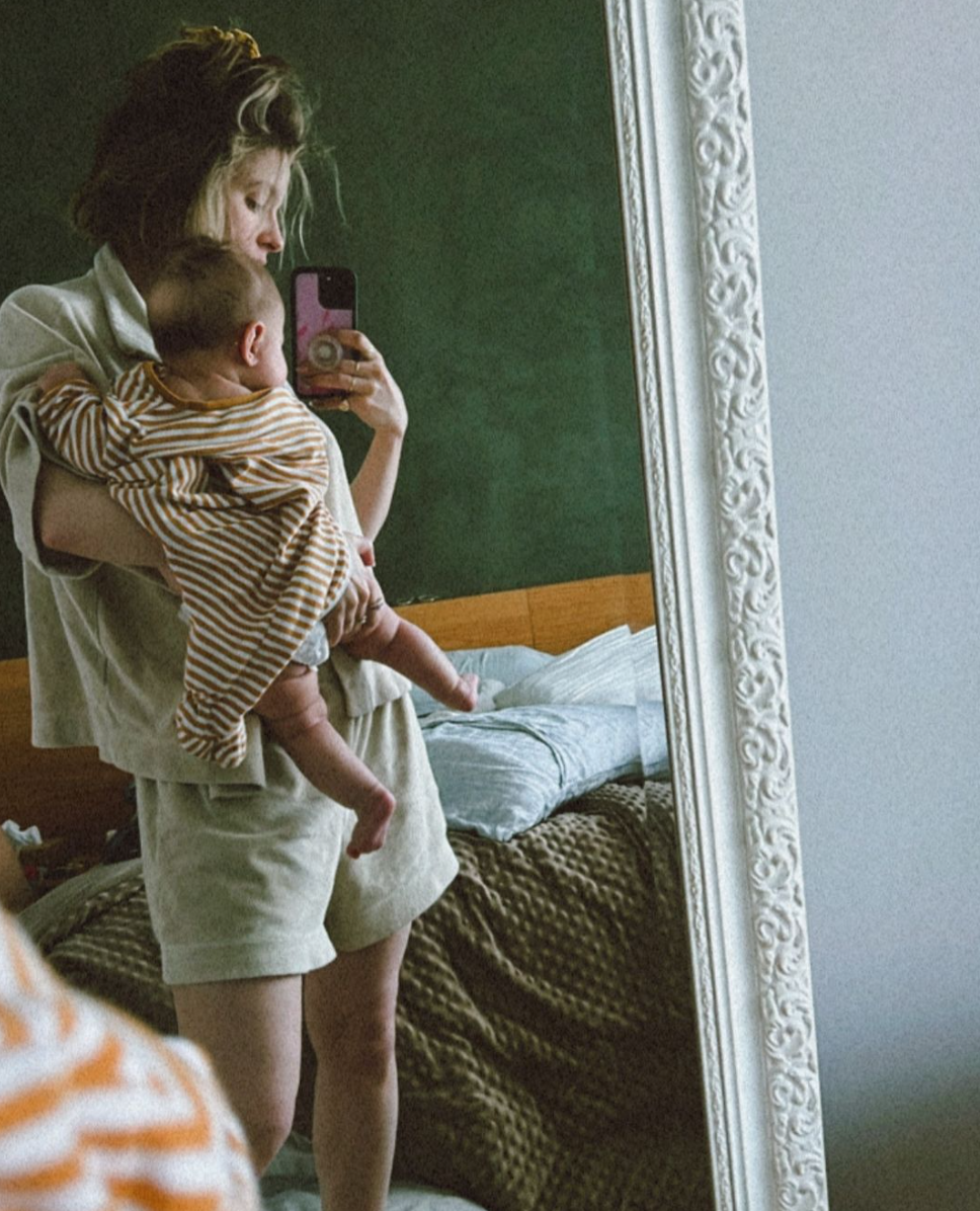 Sarah-Jeanne Labrosse aperçue en plein tournage avec le nouvel amour de sa vie