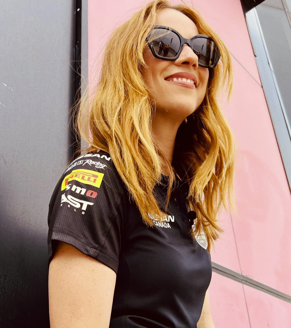 Vous allez tomber sous le charme de Karine Vanasse avec son chandail de course automobile