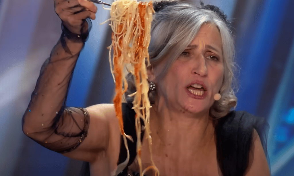 Natalie Choquette lance du spaghetti au visage de Simon Cowell à Britain's Got Talent