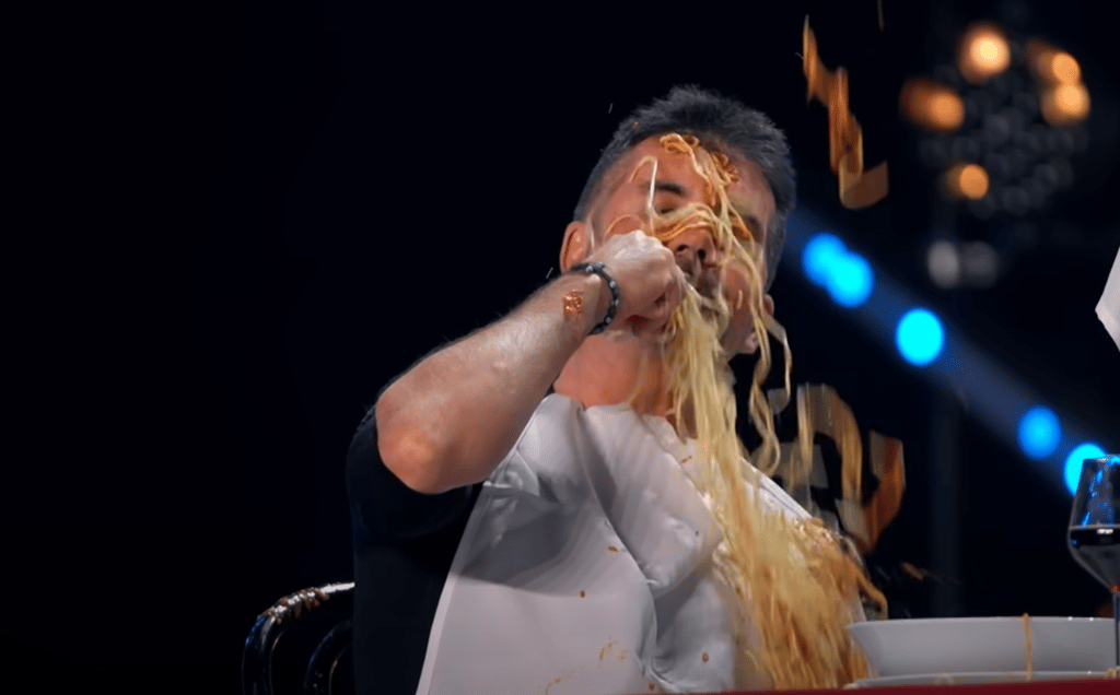 Natalie Choquette lance du spaghetti au visage de Simon Cowell à Britain's Got Talent