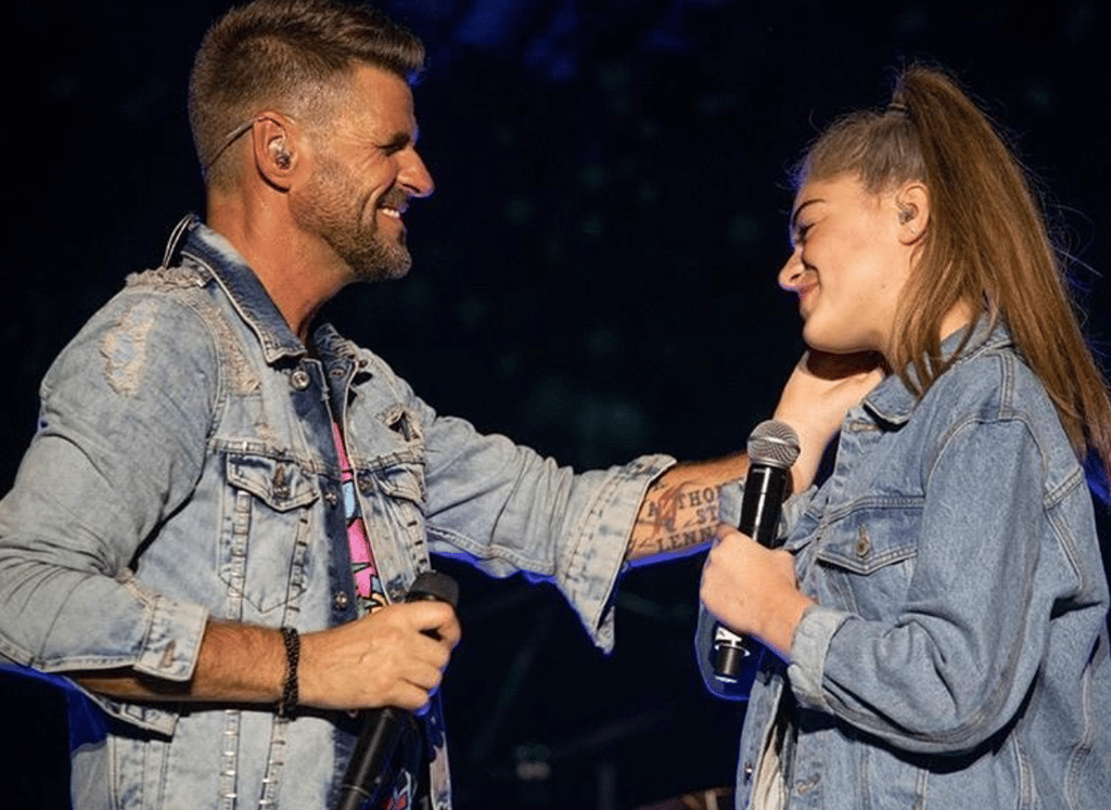 Marc Dupré et sa fille sont en tournée ensemble et ils ont une amusante tradition d'avant-spectacle