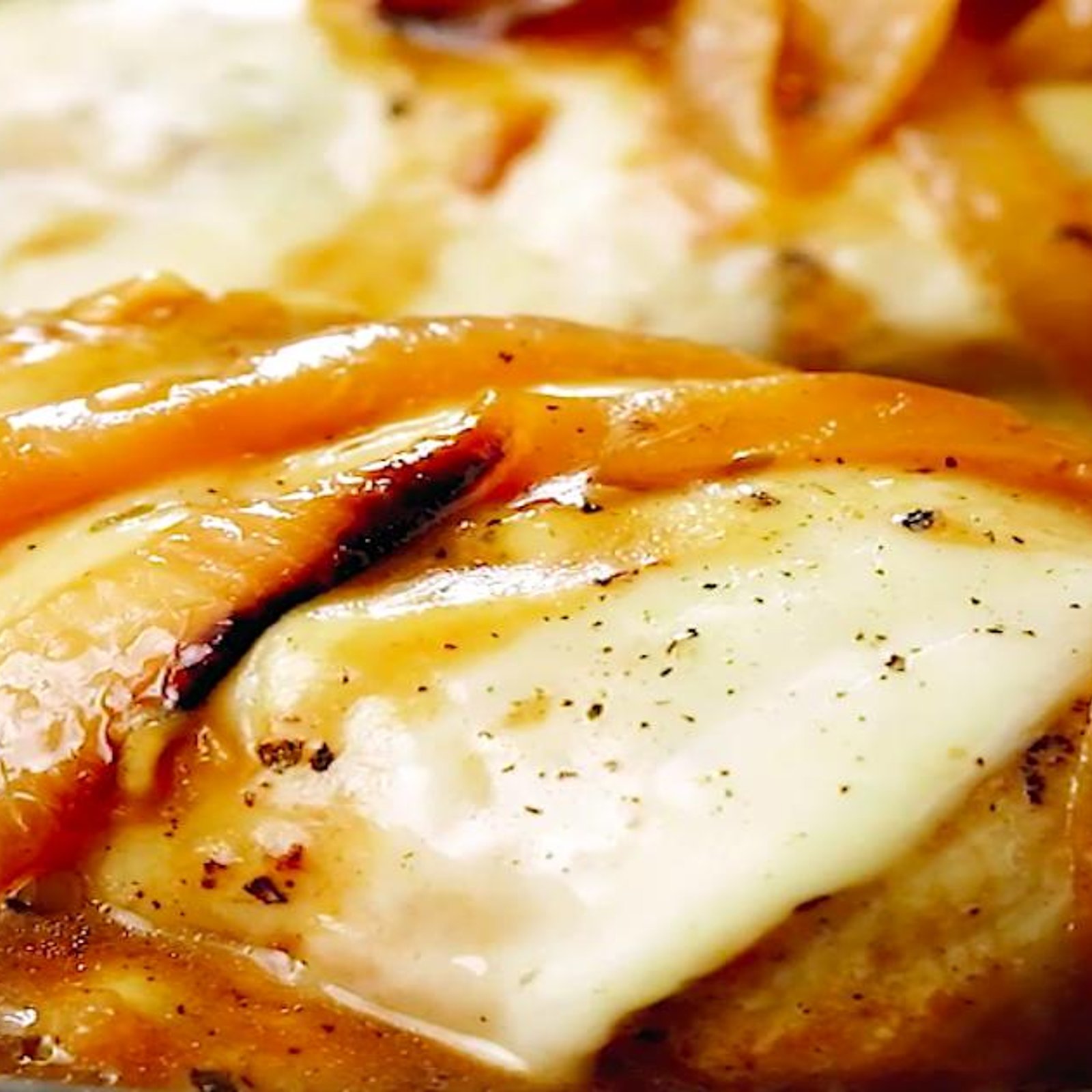 Poitrines de poulet, sauce aux oignons caramélisés et fromage fondu; la recette parfaite!