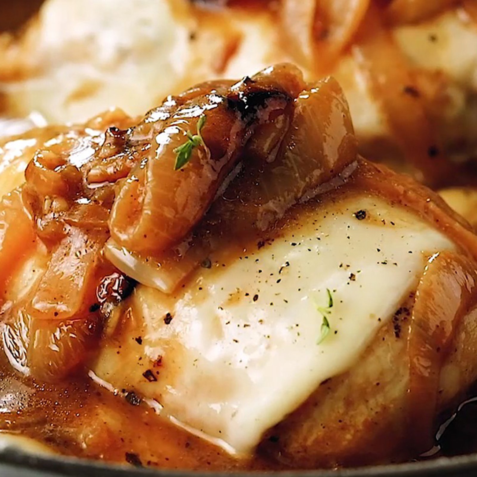 Poitrines de poulet, sauce aux oignons caramélisés et fromage fondu... Quel merveille