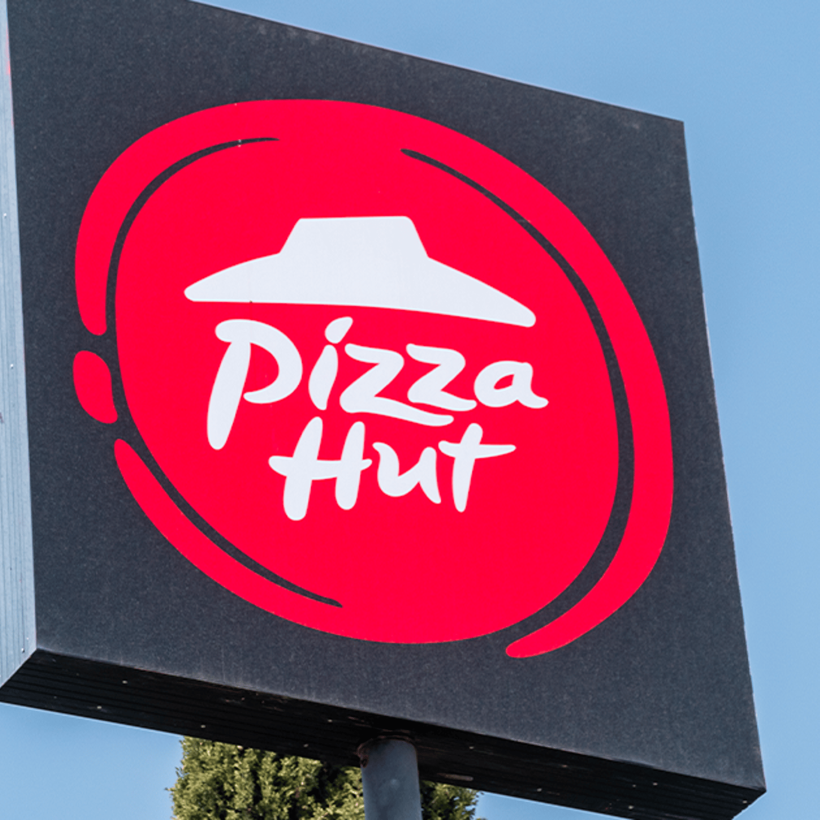 Une affiche controversée à l'entrée d'un Pizza Hut fait beaucoup réagir les Québécois