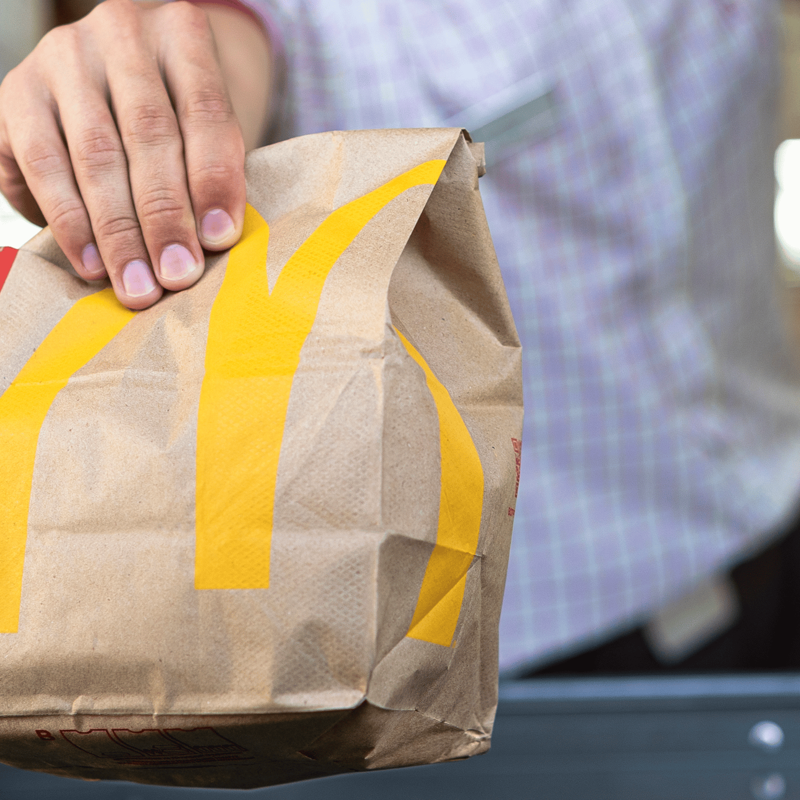 Un jeune homme reçoit une contravention au service à l'auto du McDonald's 