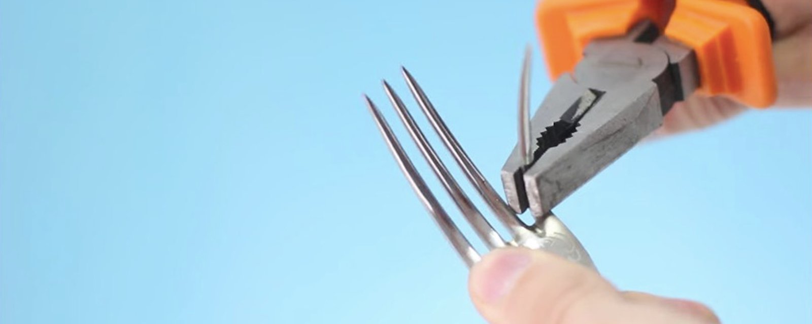 Avec une paire de pince, crochissez les dents d'une fourchette afin de réaliser l'une de ces 6 brillantes idées! 