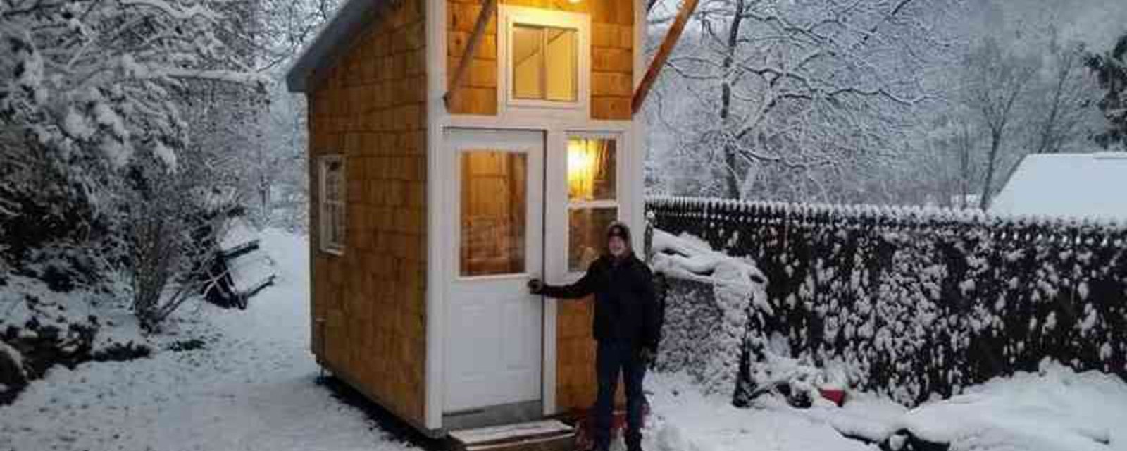 À 12 ans, ce jeune garçon construit la plus petite maison jamais vue, dans son jardin! 