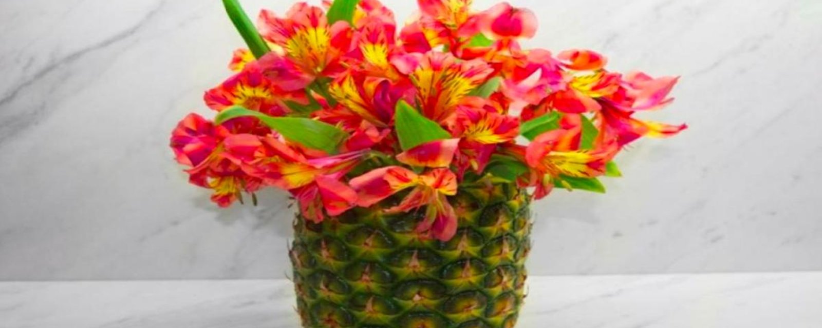 Apprenez à faire cet arrangement floral à partir d'un ananas en seulement quelques étapes