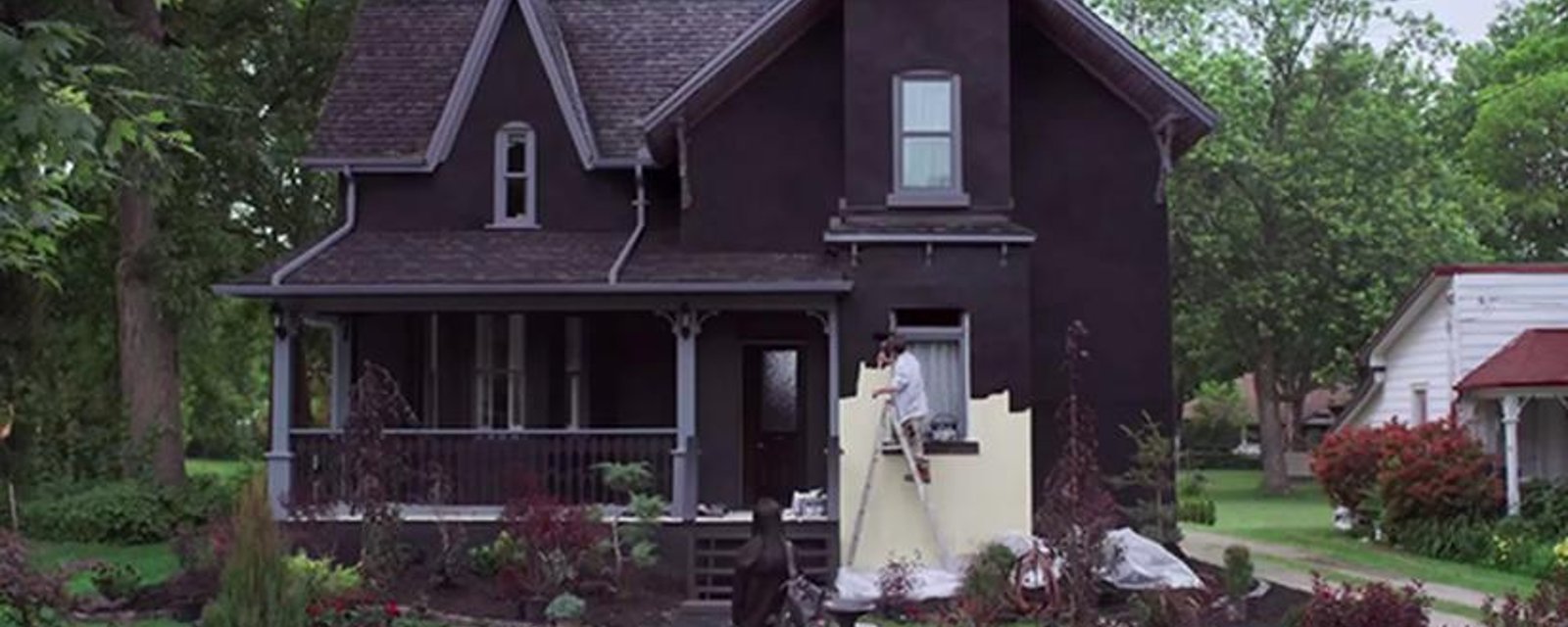 Un homme peint sa maison en noir afin de lancer un message fort!