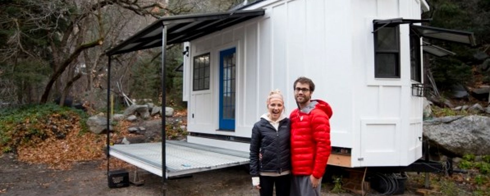 Ce couple se construit une mini-maison à partir de rien du tout et l'intérieur est majestueux 