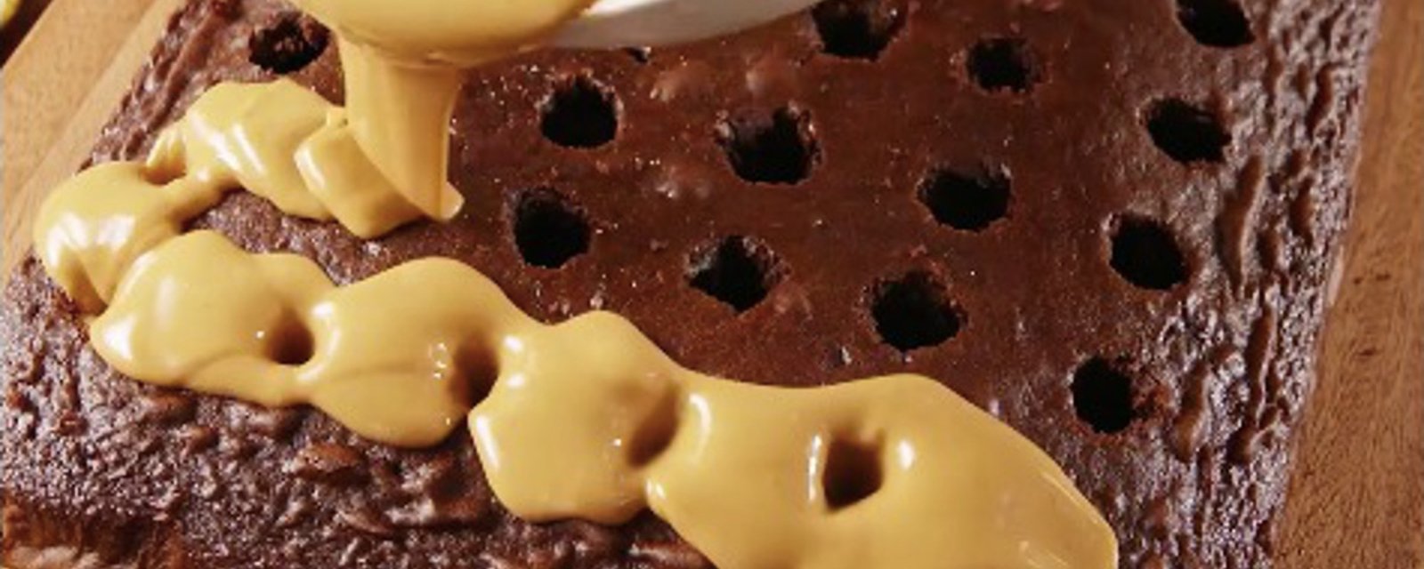 Ce délicieux gâteau troué fera le bonheur des vrais amateurs de chocolat Reese's 