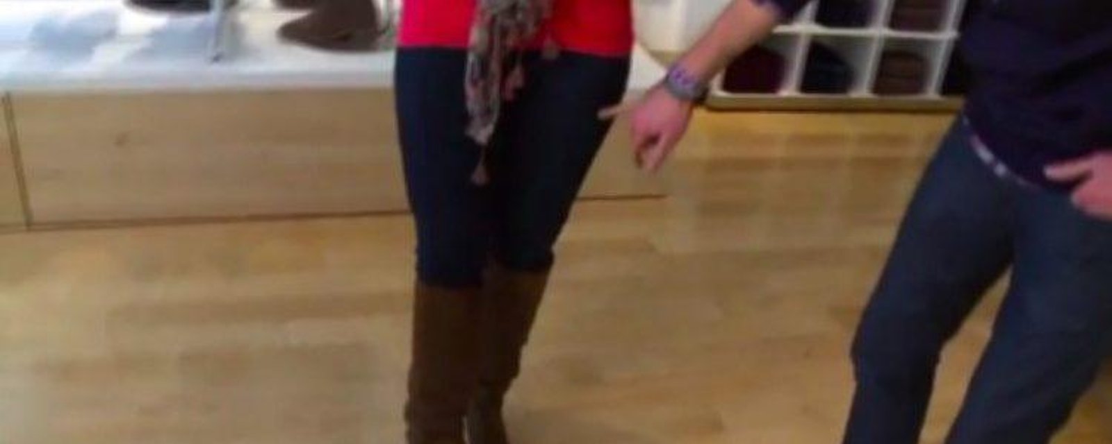 Une femme termine sa journée aux urgences après avoir porté un jean skinny