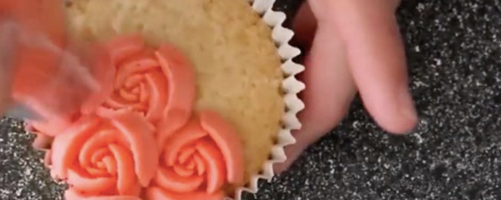 Grâce à cette astuce n'importe qui peut arriver à décorer de beaux cupcakes! 