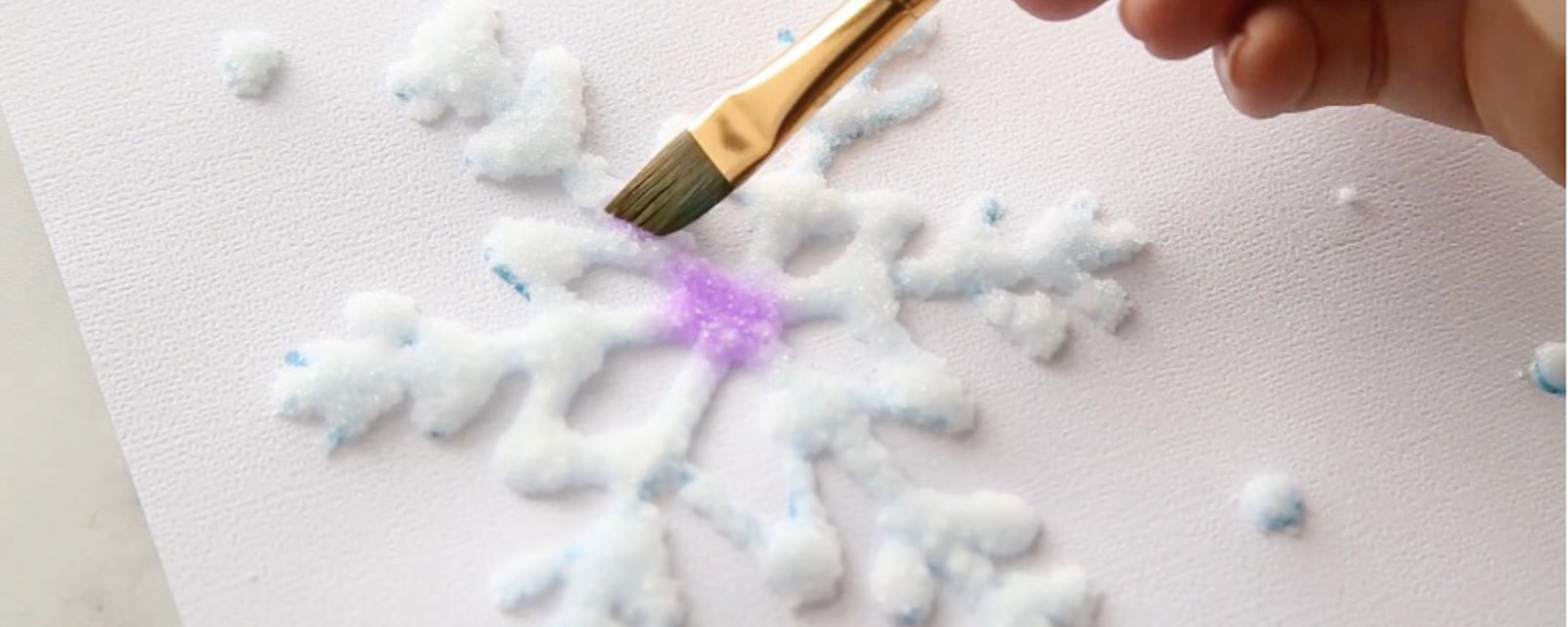 Une technique de peinture amusante: Peindre des flocons de neige avec les enfants! 