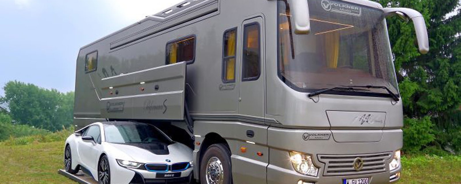 Un camping-car de 1.7 millions$ avec garage intégré parait bien ordinaire... Jusqu'à ce qu'on voit l'intérieur! 