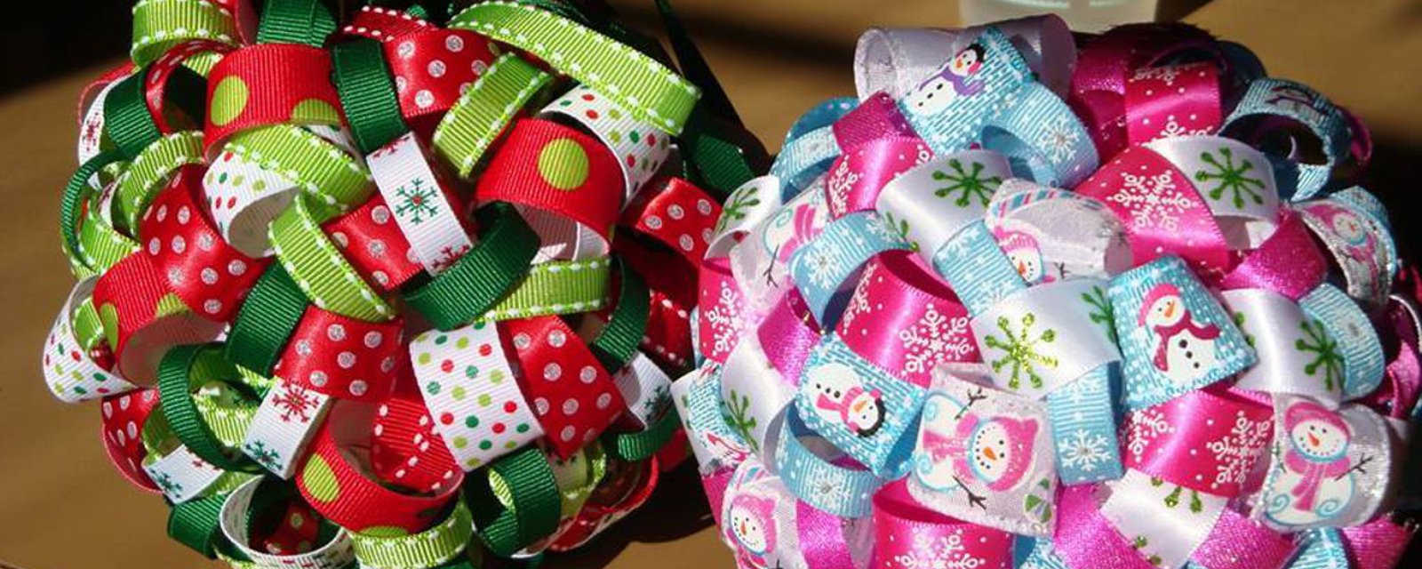 En suivant quelques étapes faciles, créez ces magnifiques boules de Noël à l'aide de ruban! 