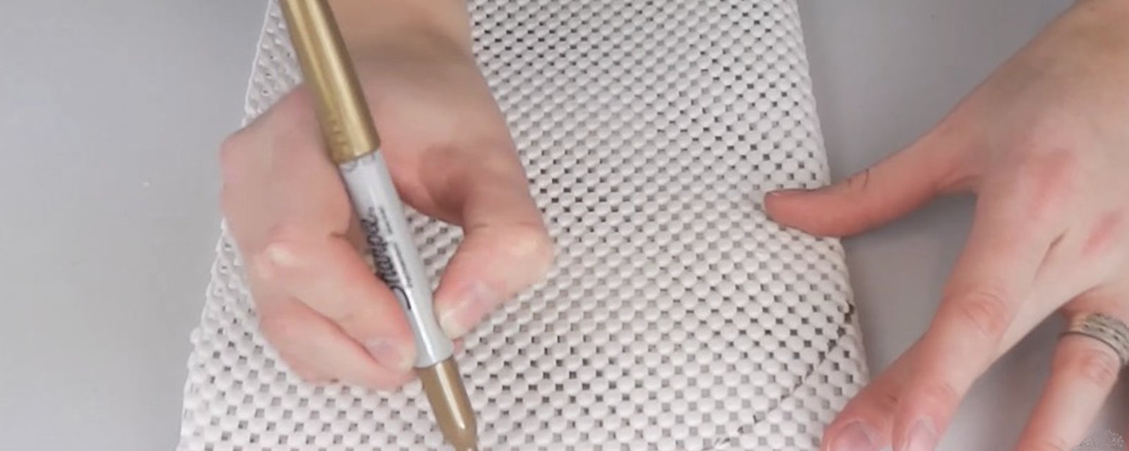 Fabriquez facilement des tapis anti-dérapants avec du tissu récupéré! 