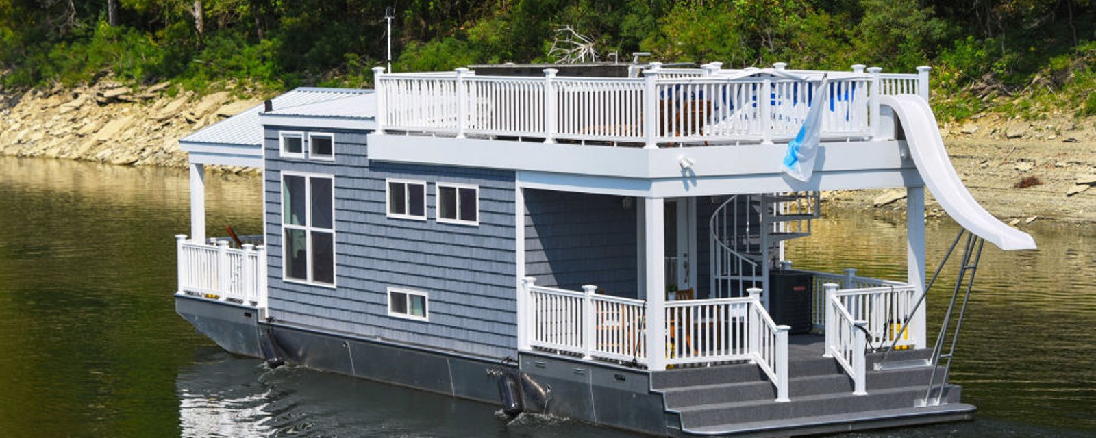 Cette mini-maison sur l'eau est parfaite pour les promenades en bateau!