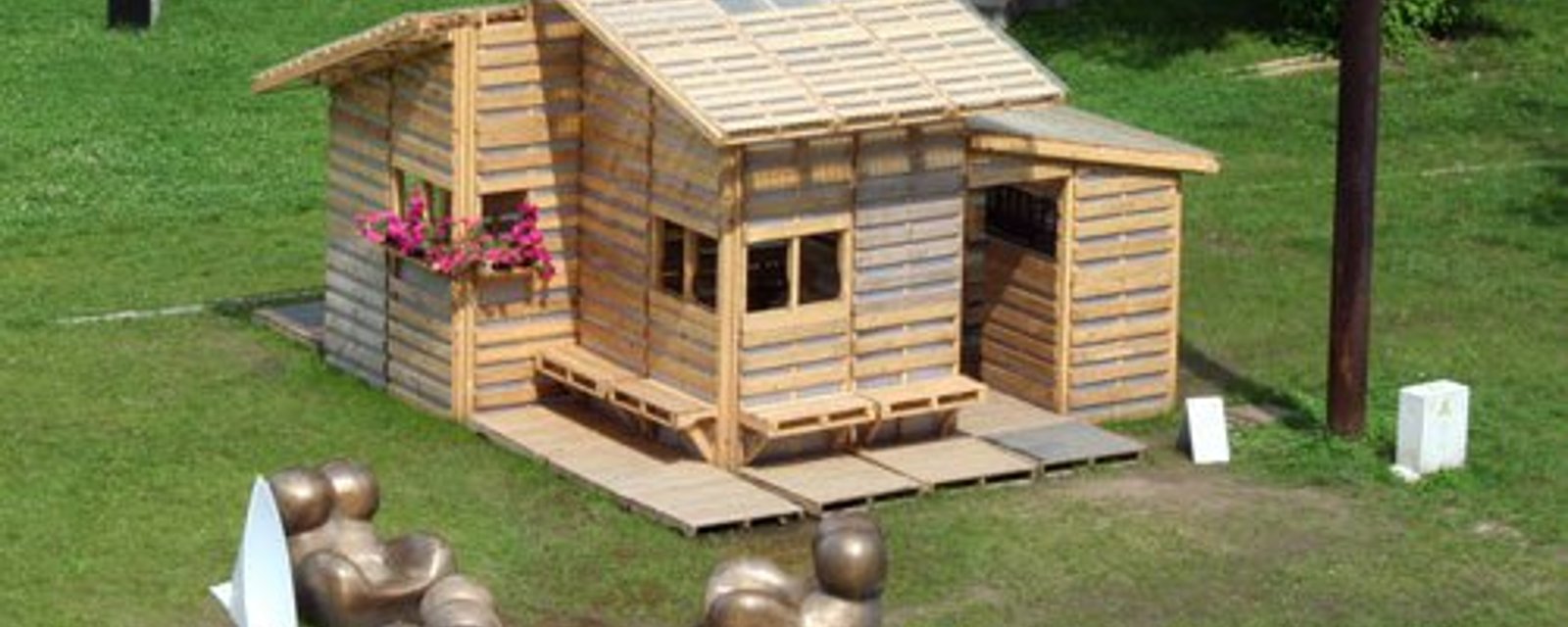 Construisez une jolie cabane en palettes de bois pour seulement 500 $!