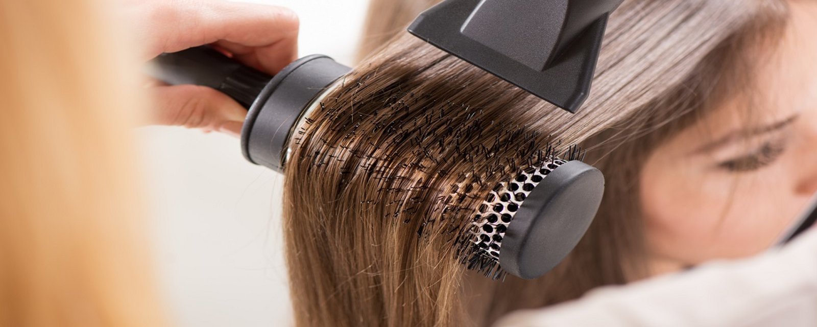 7 conseils pour sécher plus rapidement vos cheveux tout en les protégeant