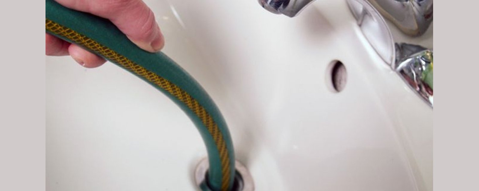 Comment déboucher rapidement un évier ou une toilette à l'aide d'un boyau d'arrosage